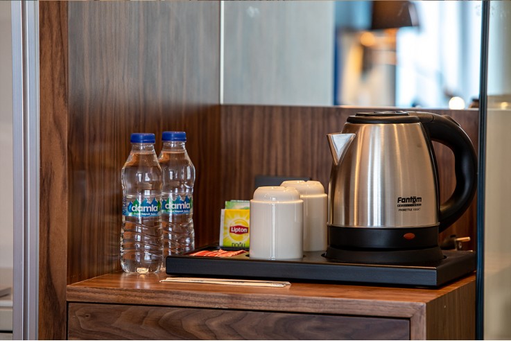 Urla butik otel odasında lüks mini bar – yerli ve ithal içeceklerle donatılmış