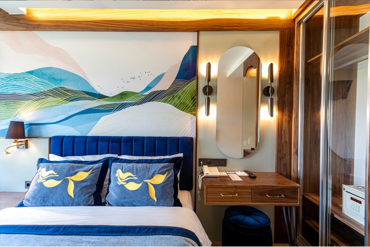 Urla butik otel odasında lüks yatak – huzurlu uyku için ultra konforlu yatak konumu